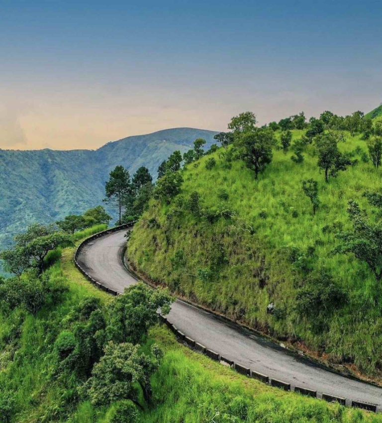 Route sinueuse à travers les montagnes d’Obudu